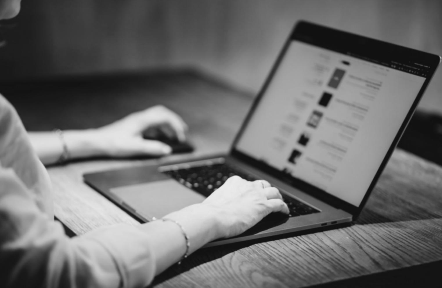 Manual analytics analysis compared to automated dashboard reporting for independent work patterns